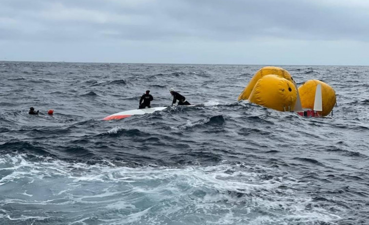 Rescatan con vida al francés cuyo velero volcó en Malpica