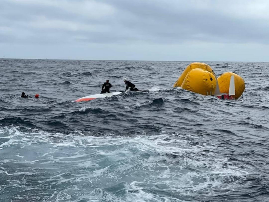 Rescatan con vida al francés cuyo velero volcó en Malpica