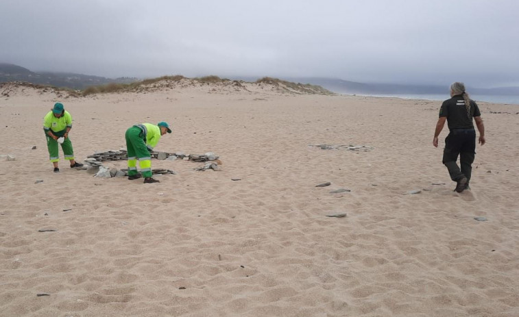 El Concello carballés retira los montículos de piedras creados por los bañistas las playas