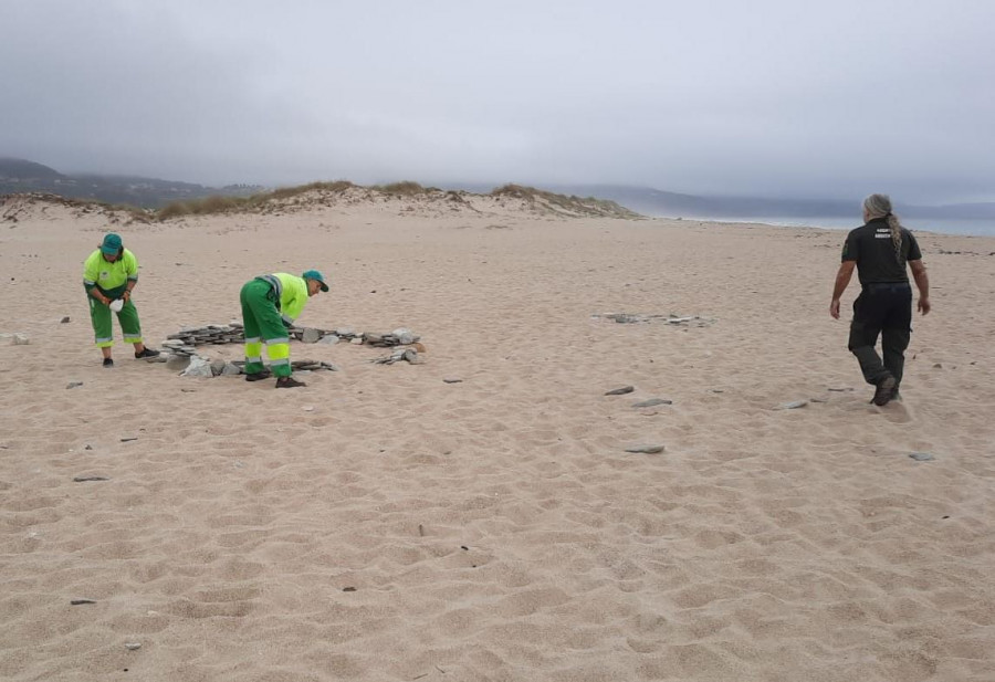 El Concello carballés retira los montículos de piedras creados por los bañistas las playas