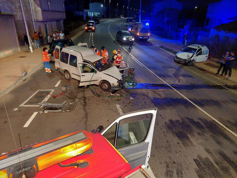 Dos heridos en una colisión frontal en Carballo y otros cuatro en un accidente en Ponteceso