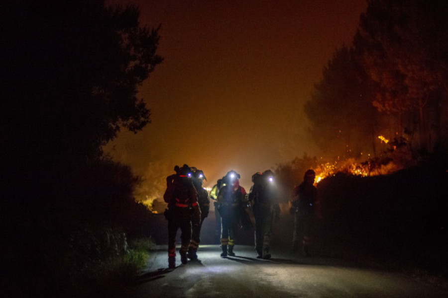 Desalojan a 700 personas en Ribeira por el incendio de Boiro, que afecta ya a 1.200 hectáreas