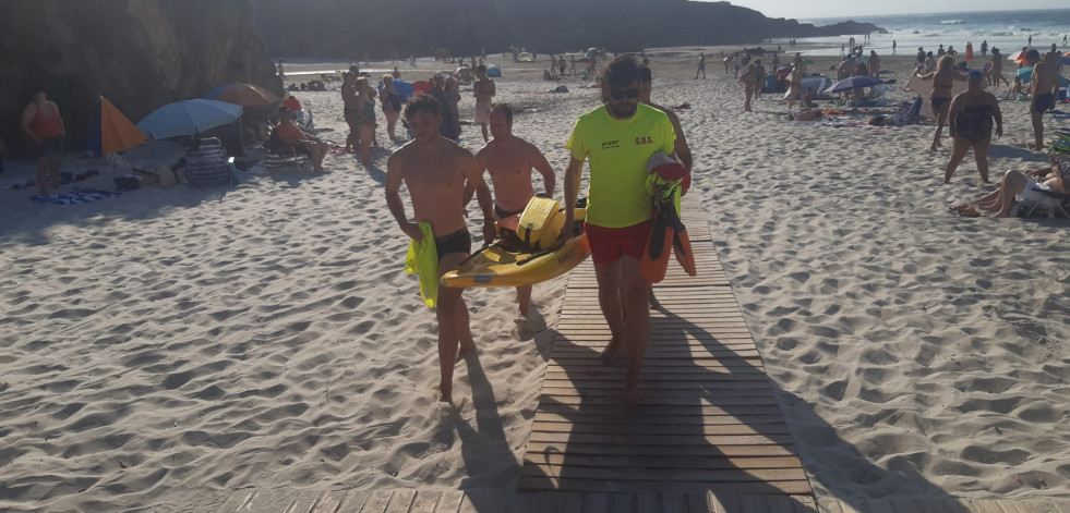 Los socorristas de Caión auxilian a dos surfistas en apuros