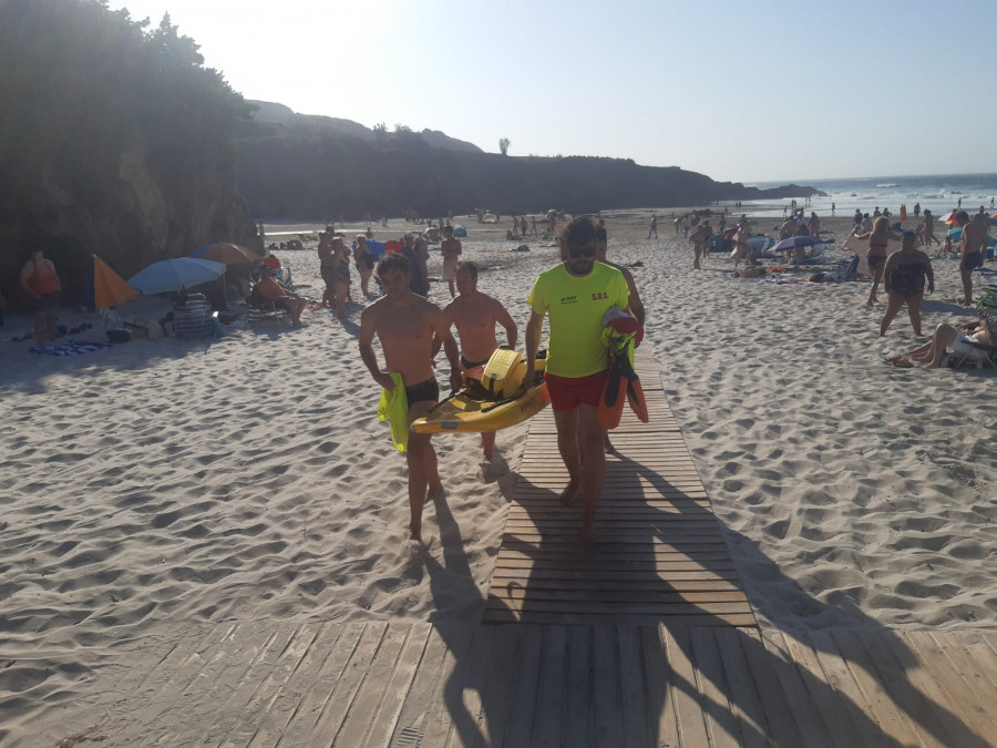 Los socorristas de Caión auxilian a dos surfistas en apuros