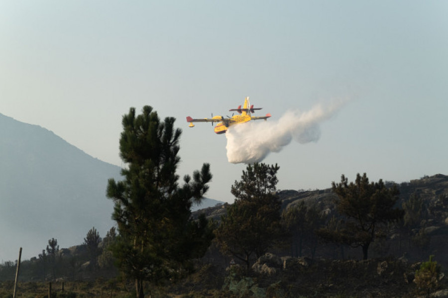 Controlado el incendio de Caldas de Reis y evolucionan favorablemente los de Boiro y Ponte Caldelas