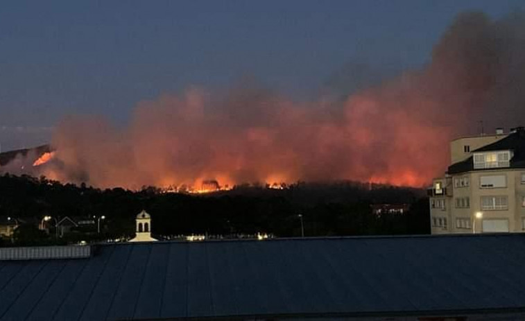 Desactivada la alerta por proximidad  del fuego a las casas en el incendio de As Pontes