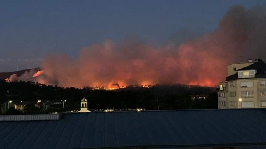 Desactivada la alerta por proximidad  del fuego a las casas en el incendio de As Pontes