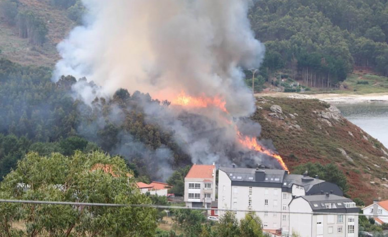 Extinguido el incendio forestal provocado por un rayo en la playa de Osmo, en Corme