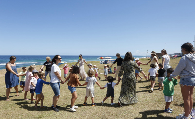 La primera Festa da Praia de Razo tendrá juegos, música, cocinas solares y circo
