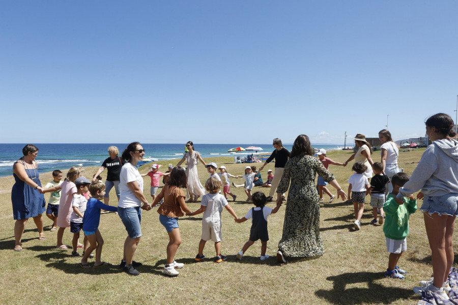 La primera Festa da Praia de Razo tendrá juegos, música, cocinas solares y circo