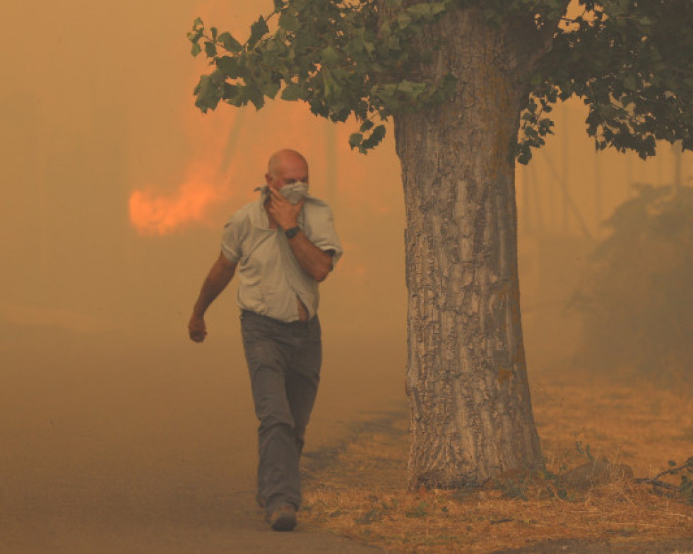 EuropaPress 4626490 resident flees flames august 13 2022 in anon moncayo zaragoza aragon spain fire