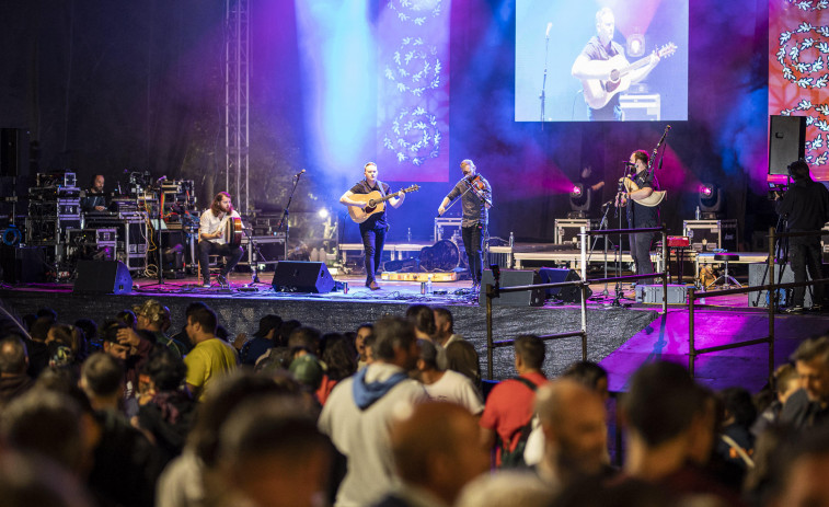 Miles de personas disfrutan del mejor folk en la Festa da Carballeira