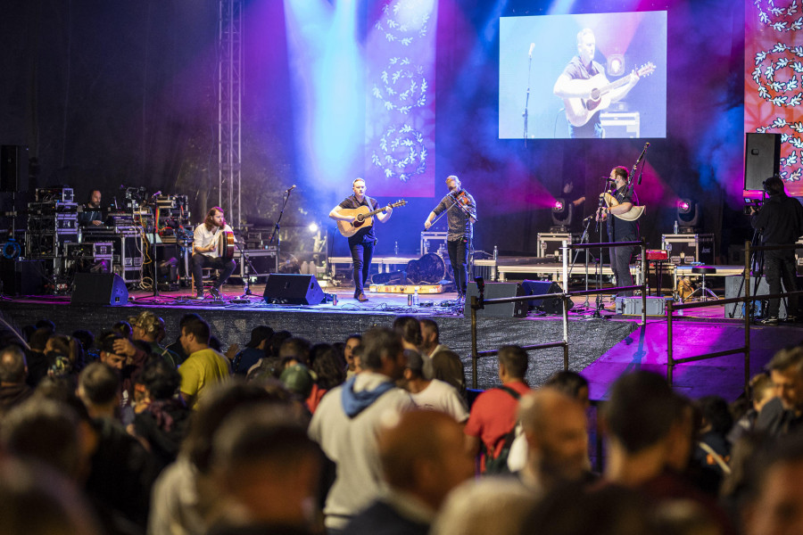 Miles de personas disfrutan del mejor folk en la Festa da Carballeira