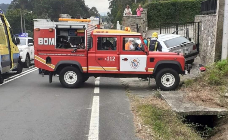 Excarcelan a un conductor que chocó contra una casa en Corcubión