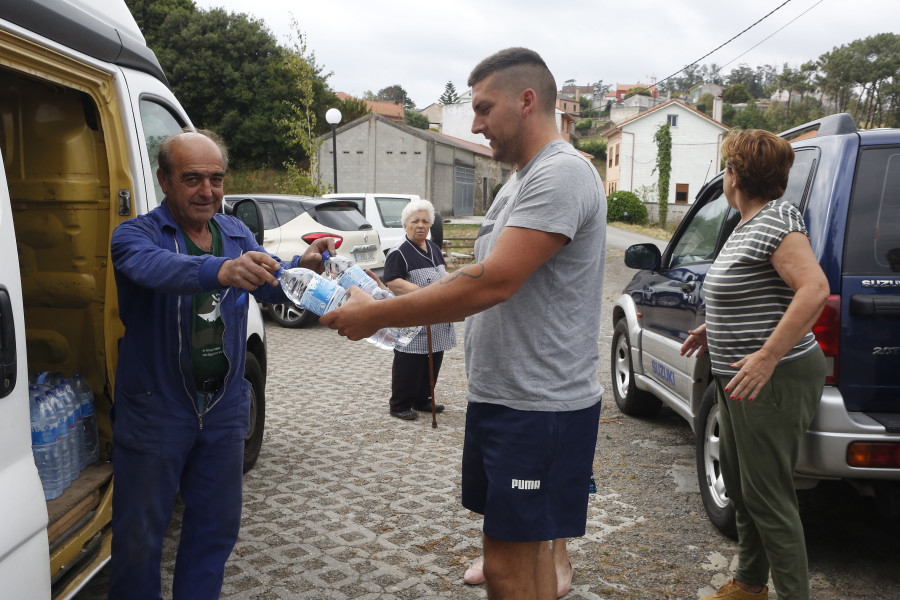 El operativo de reparto de agua en Malpica moviliza a más de una docena de personas