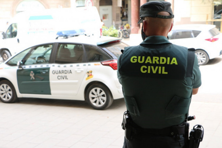 Dos guardias civiles fuera de servicio salvan en Moaña la vida a una mujer que se atragantó