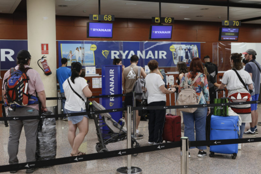Cinco vuelos de Ryanair sufren retrasos en Santiago por la huelga de tripulantes de cabina