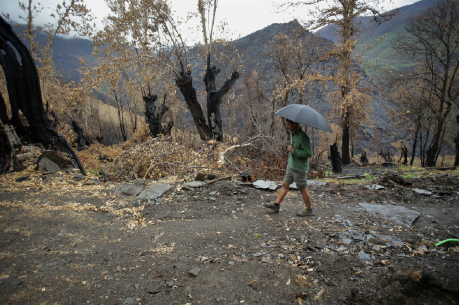 El incendio de Pantón, el único sin extinguir en Galicia tras los chubascos