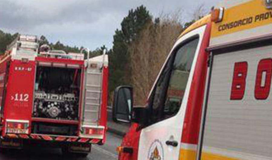 Liberan a una conductora en Santa Comba que estaba atrapada en su vehículo tras volcar sobre un lateral