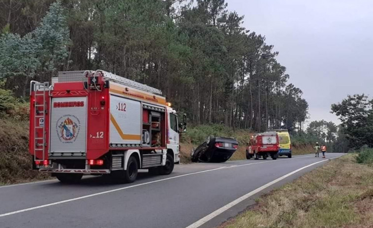 Dos personas heridas en un accidente en A Laracha con tres coches implicados