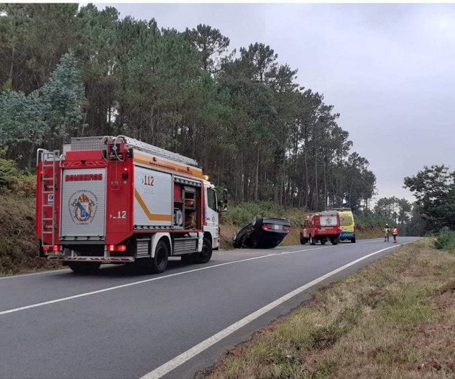 Dos personas heridas en un accidente en A Laracha con tres coches implicados