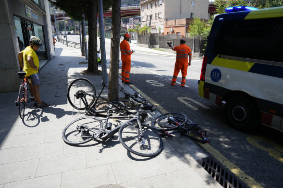 Un coche embiste a nueve ciclistas, mata a dos de ellos y se da la fuga en Barcelona