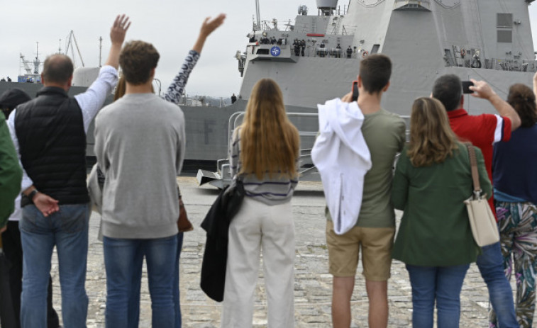La fragata 'Cristóbal Colón' se despide de Ferrol rumbo al Mediterráneo