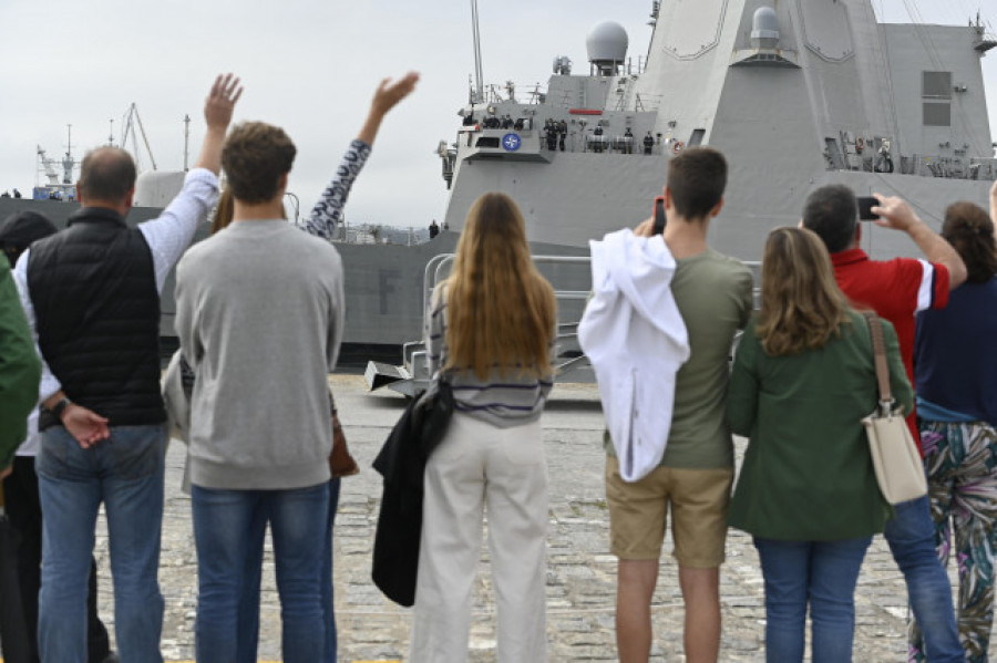 La fragata 'Cristóbal Colón' se despide de Ferrol rumbo al Mediterráneo