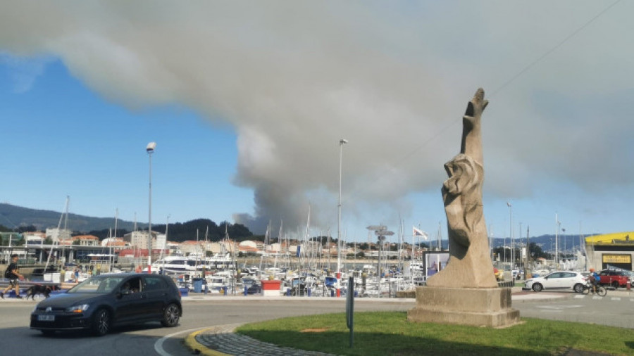 Alerta por un incendio que amenaza varias viviendas en Ponteareas