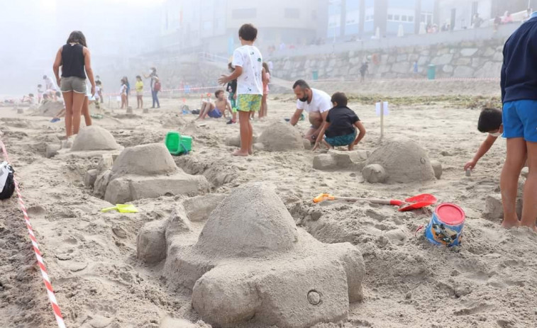 Malpica calienta motores para las Festas do Mar con el concurso de castillos de arena
