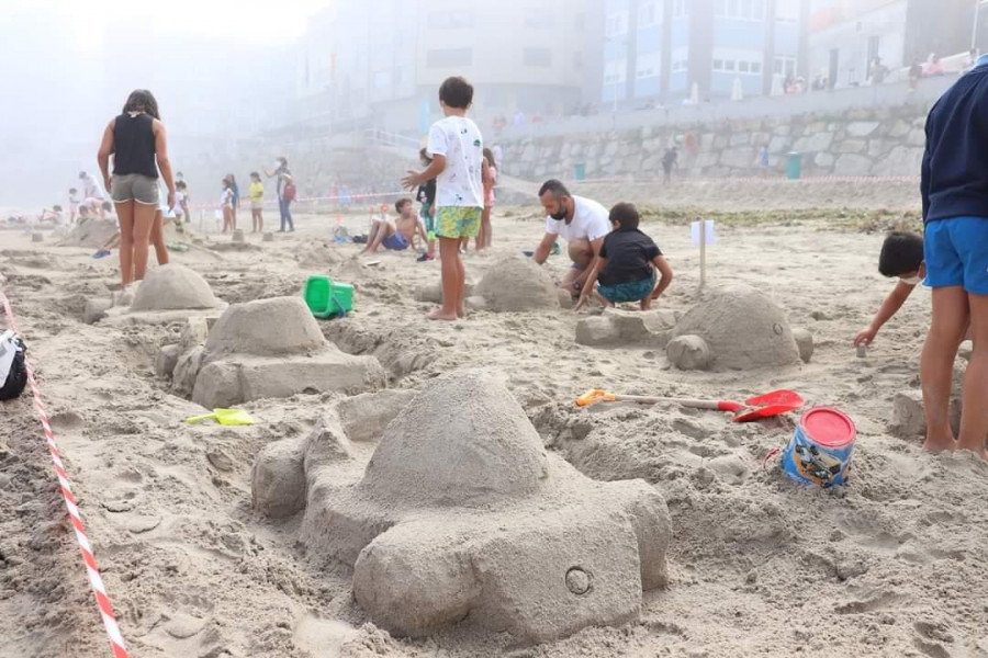 Malpica calienta motores para las Festas do Mar con el concurso de castillos de arena