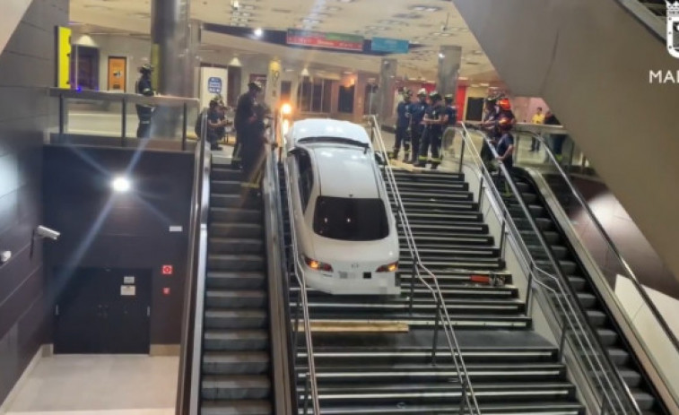 Roba un coche y lo empotra en las escaleras de estación de viajeros de Madrid