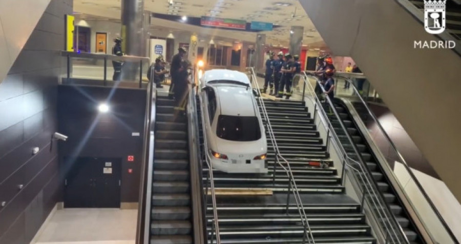 Roba un coche y lo empotra en las escaleras de estación de viajeros de Madrid