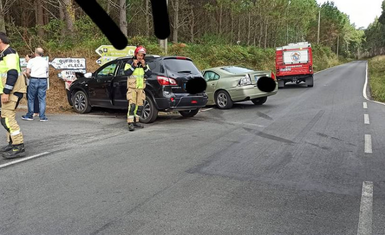 Tres heridos en una colisión en el cruce de Nemiña