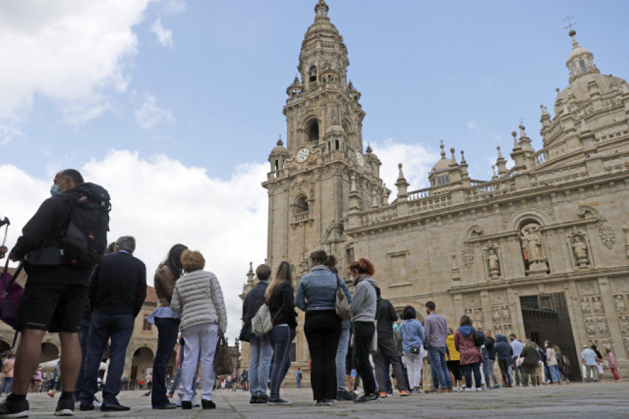 Una asociación amenaza con denunciar a la Catedral de Santiago por exigir mascarilla