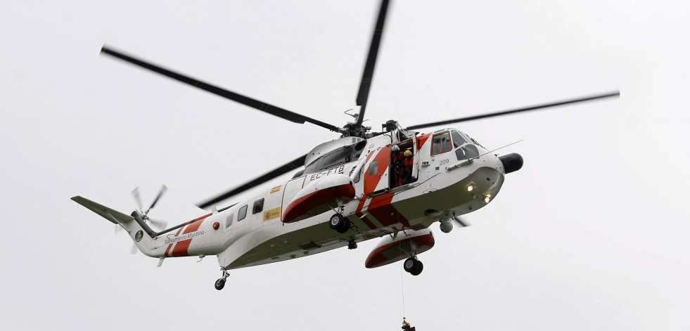 Rescatadas dos personas en helicóptero tras hundirse su barco en Corcubión