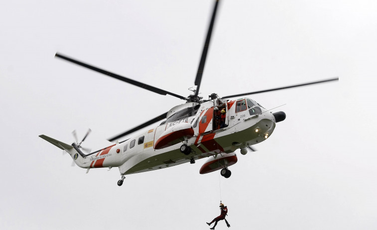 Rescatadas dos personas en helicóptero tras hundirse su barco en Corcubión