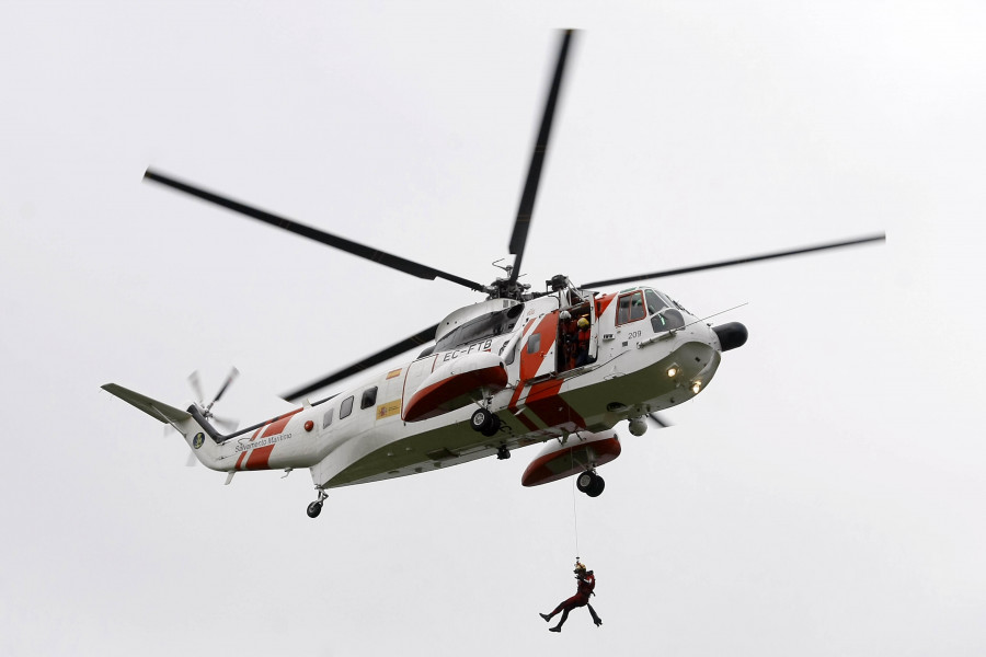 Rescatadas dos personas en helicóptero tras hundirse su barco en Corcubión
