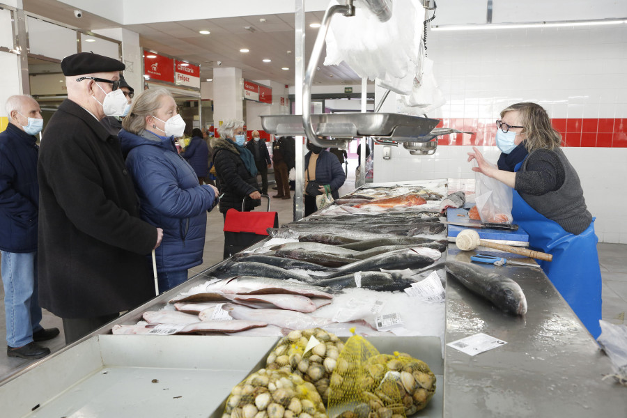 Los puestos de pescadería son los más demandados del mercado de Carballo