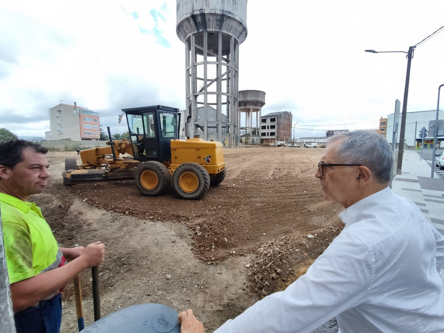 Carballo inicia la pavimentación  de cinco aparcamientos gratuitos