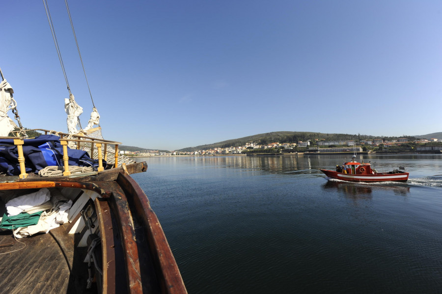 Remolcan al puerto de Muros un velero que sufrió un incendio a bordo mientras navegaba por la ría