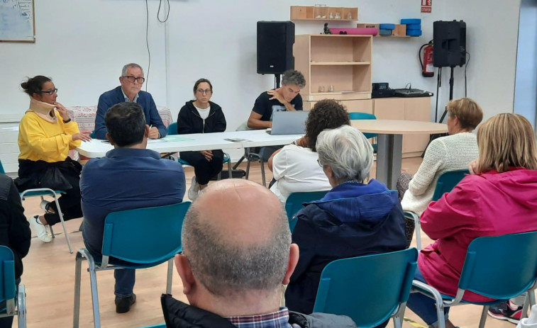 Los vecinos de Oza demandan la construcción de una senda peatonal en la carretera de Razo