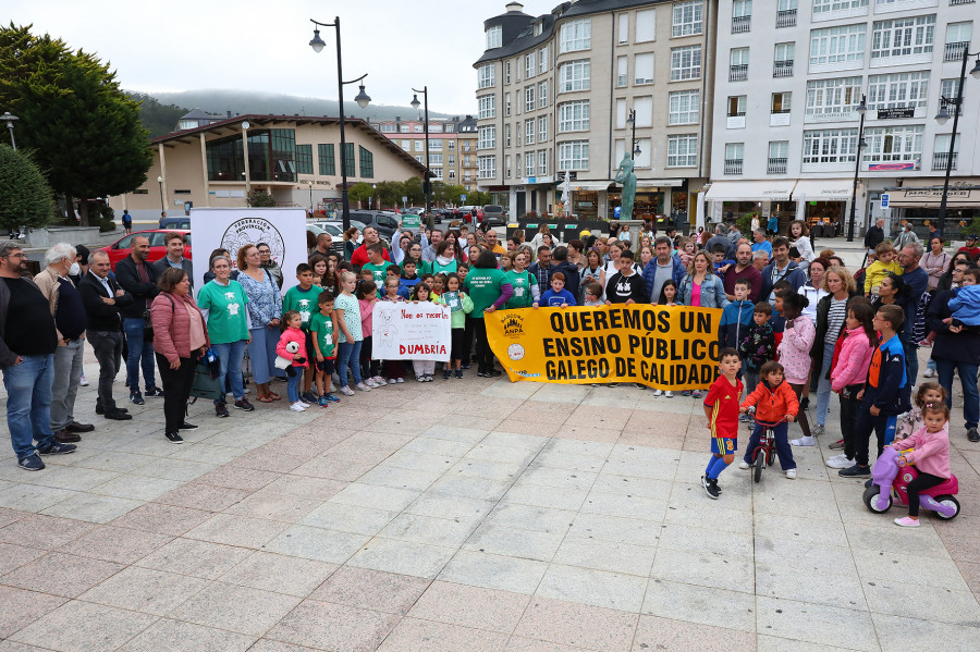 La Costa da Morte protesta en Cee contra los recortes de profesorado