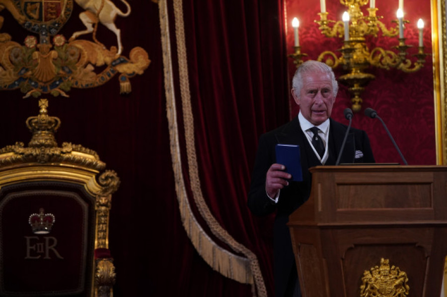 Carlos III promete seguir "el ejemplo" de Isabel II al ser proclamado rey