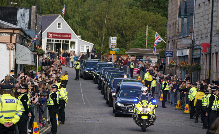 El cortejo fúnebre con los restos de Isabel II sale de Balmoral