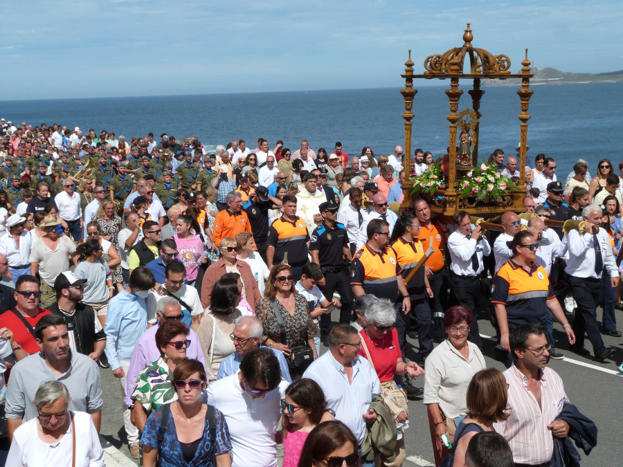 Un mar de romeros acompaña con devoción a la Virxe da Barca en su día grande