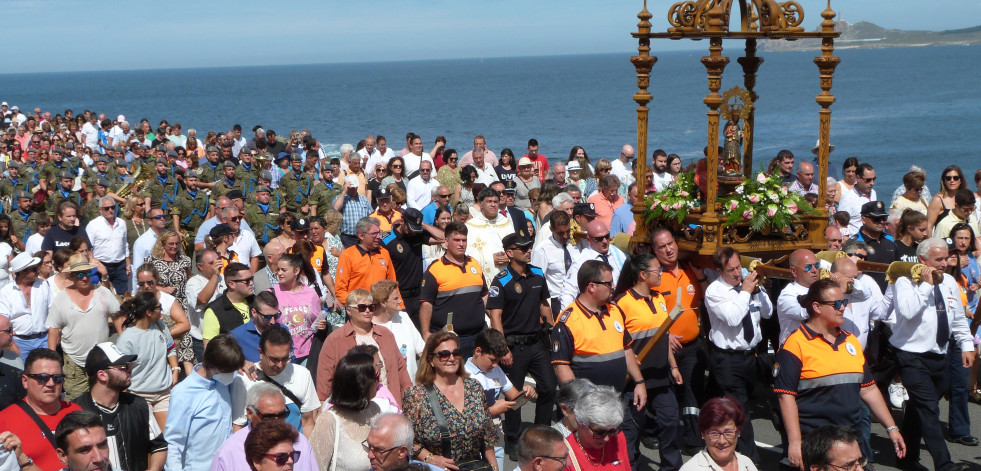 Un mar de romeros acompaña con devoción a la Virxe da Barca en su día grande