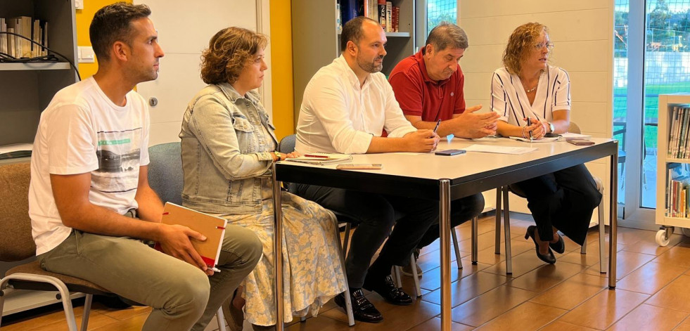 Bernardo Fernández se reunió con los padres de alumnos del colegio Santa Eulalia de Dumbría