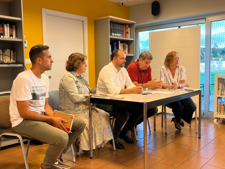 Bernardo Fernández se reunió con los padres de alumnos del colegio Santa Eulalia de Dumbría