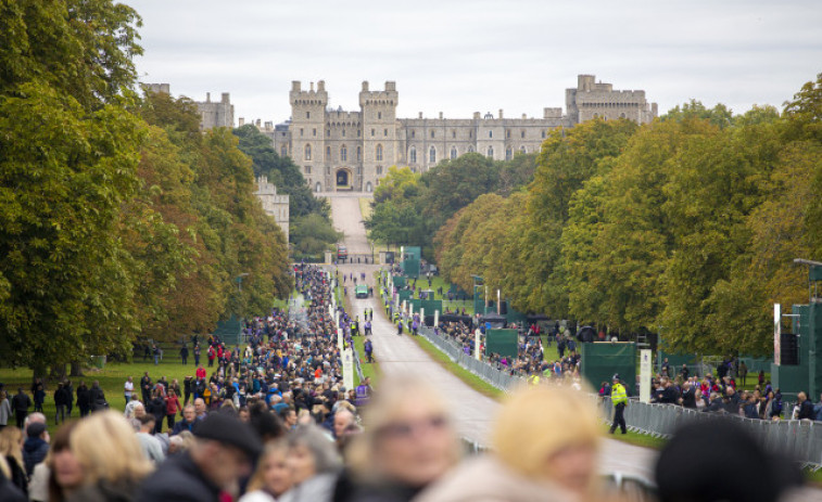 Miles de personas aguardan a la reina en Windsor
